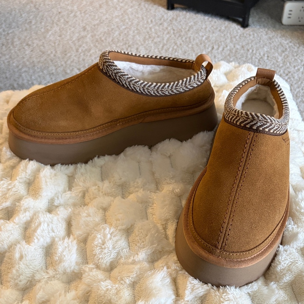 Ugg Kookaburra cozy Suede Platform Slip-On Clog in Chestnut
